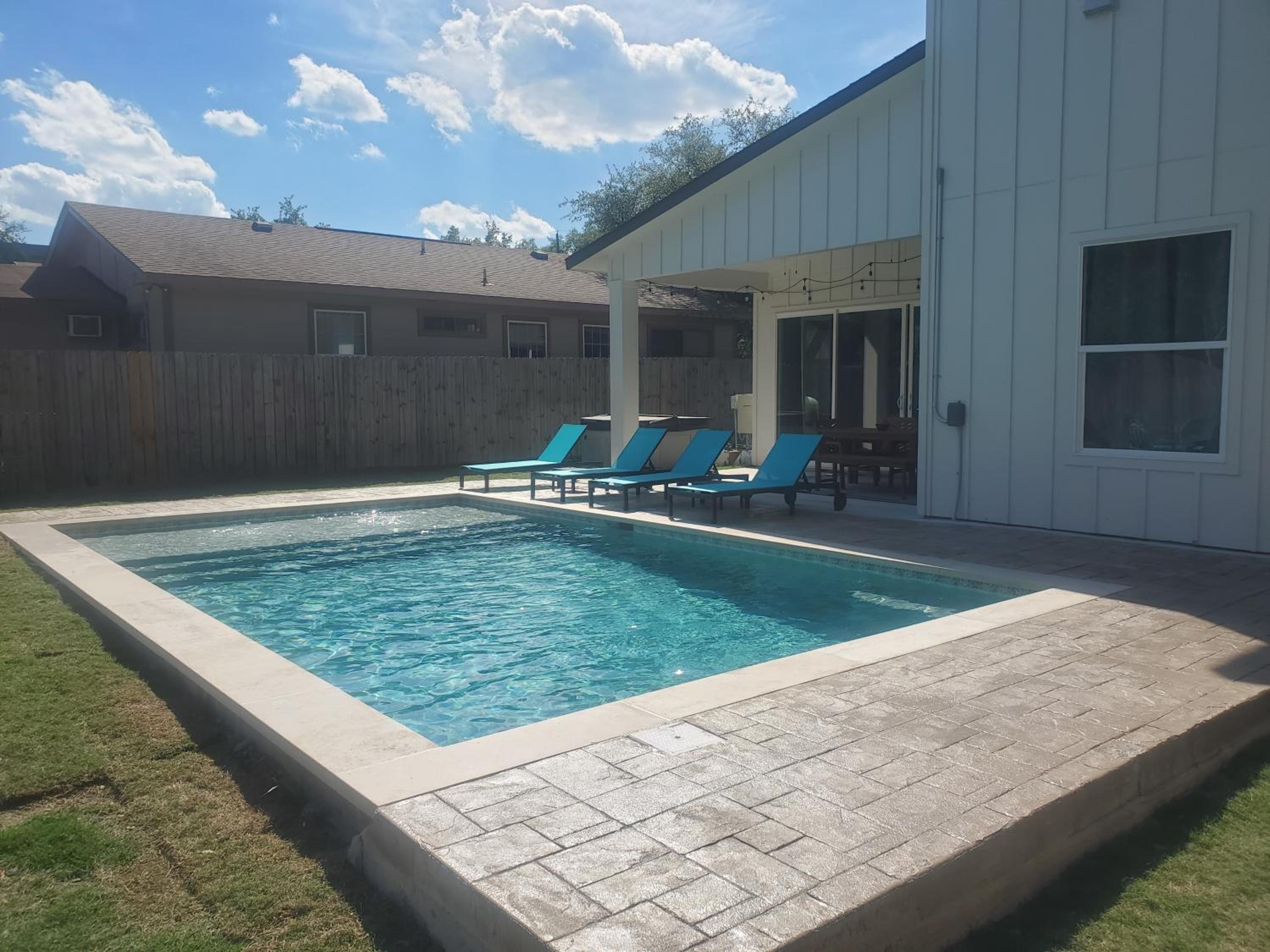 White Dove Pool House- Modern Luxury 4BR Home Near