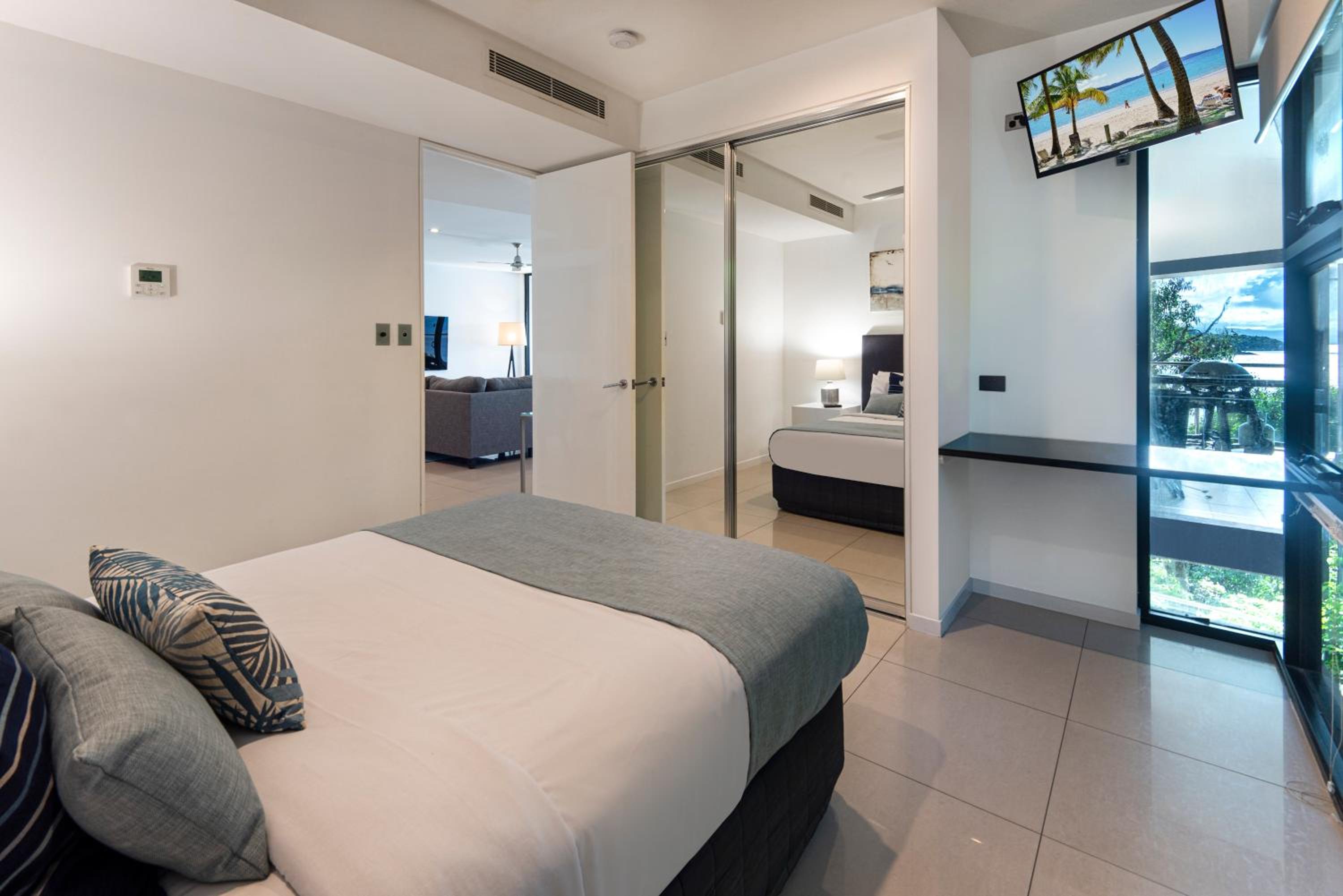 Edge 2 - Oceanfront Luxurious and Spacious 4 Bedroom Split Level Apartment with buggy and valet service