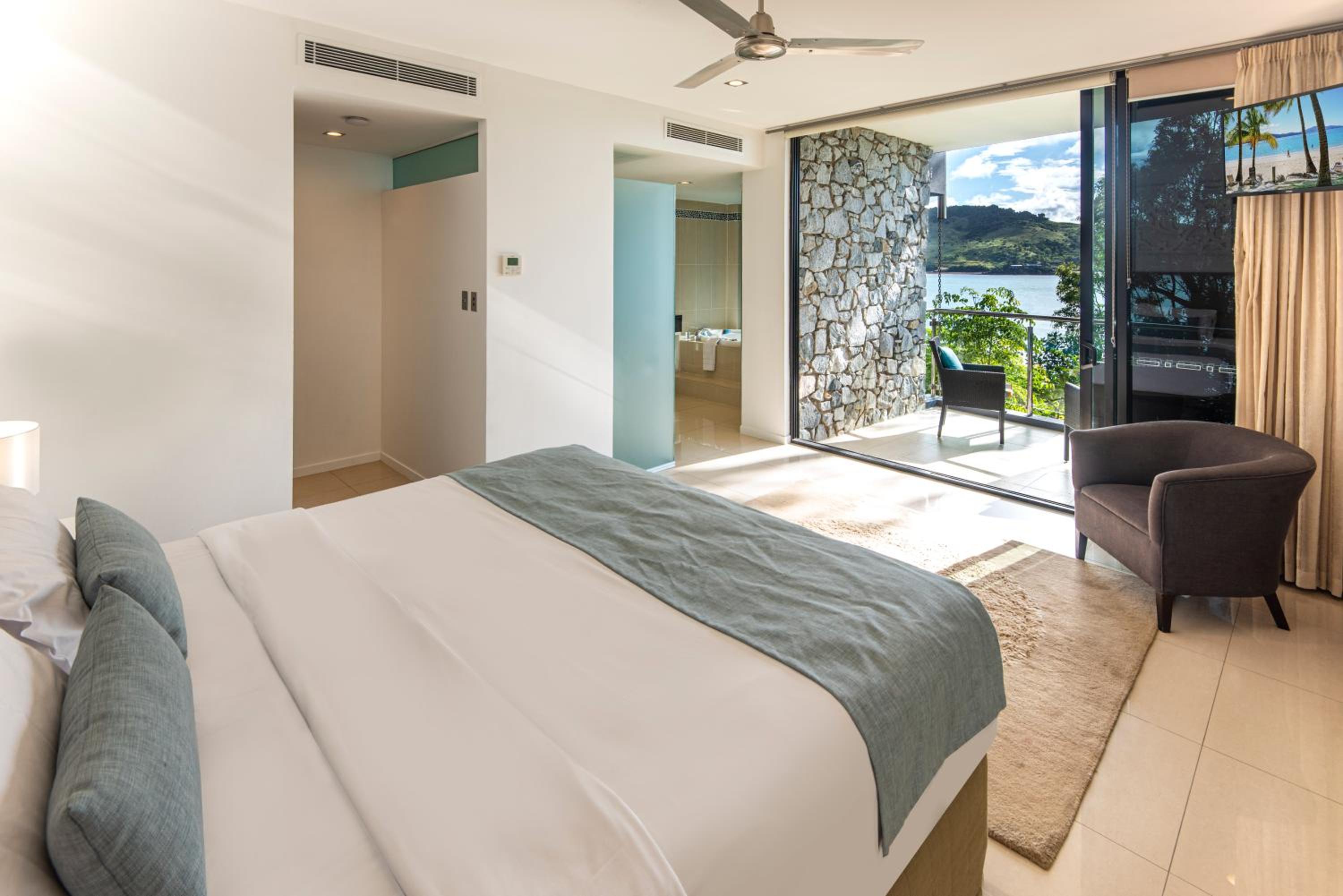 Edge 2 - Oceanfront Luxurious and Spacious 4 Bedroom Split Level Apartment with buggy and valet service