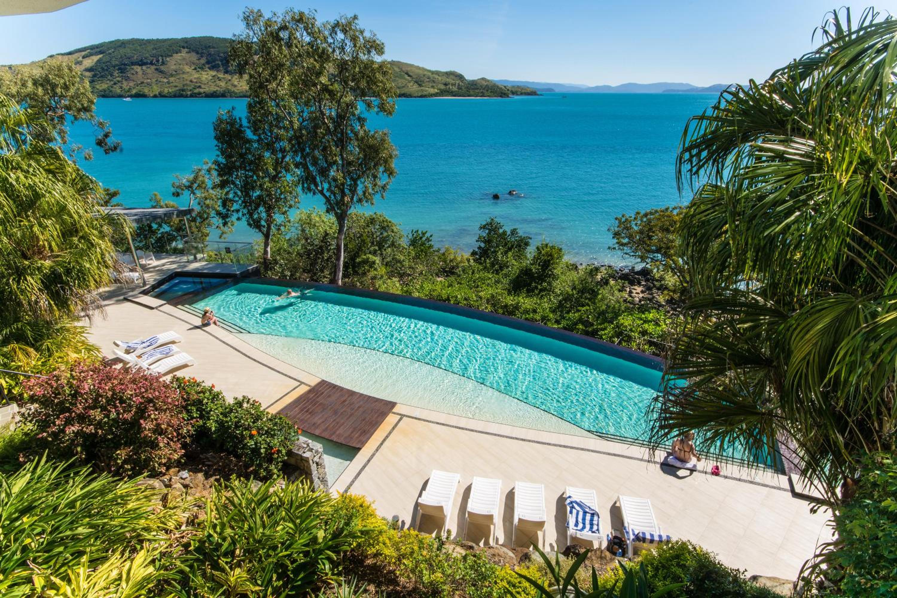 Edge 2 - Oceanfront Luxurious and Spacious 4 Bedroom Split Level Apartment with buggy and valet service