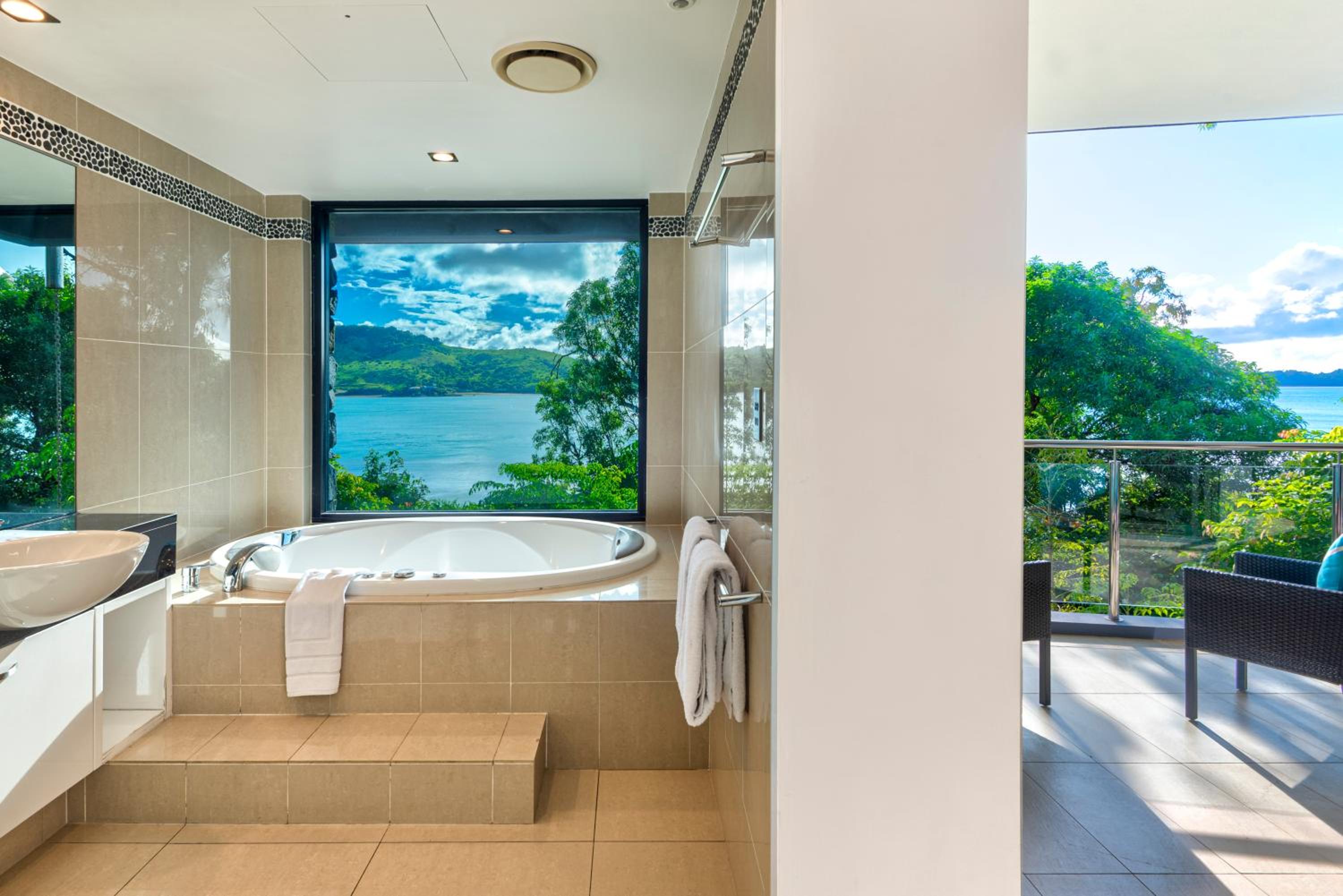 Edge 2 - Oceanfront Luxurious and Spacious 4 Bedroom Split Level Apartment with buggy and valet service