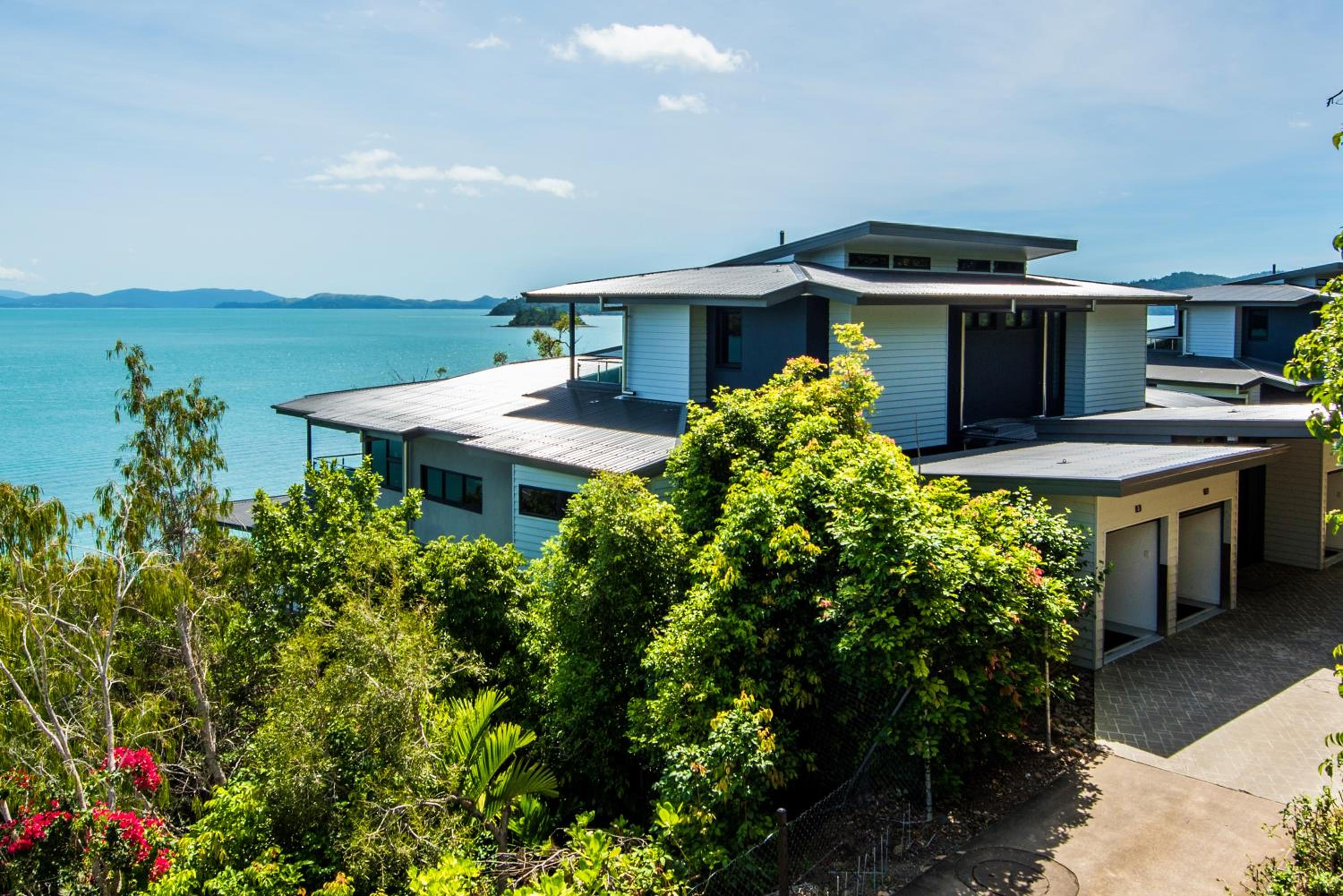 Edge 2 - Oceanfront Luxurious and Spacious 4 Bedroom Split Level Apartment with buggy and valet service
