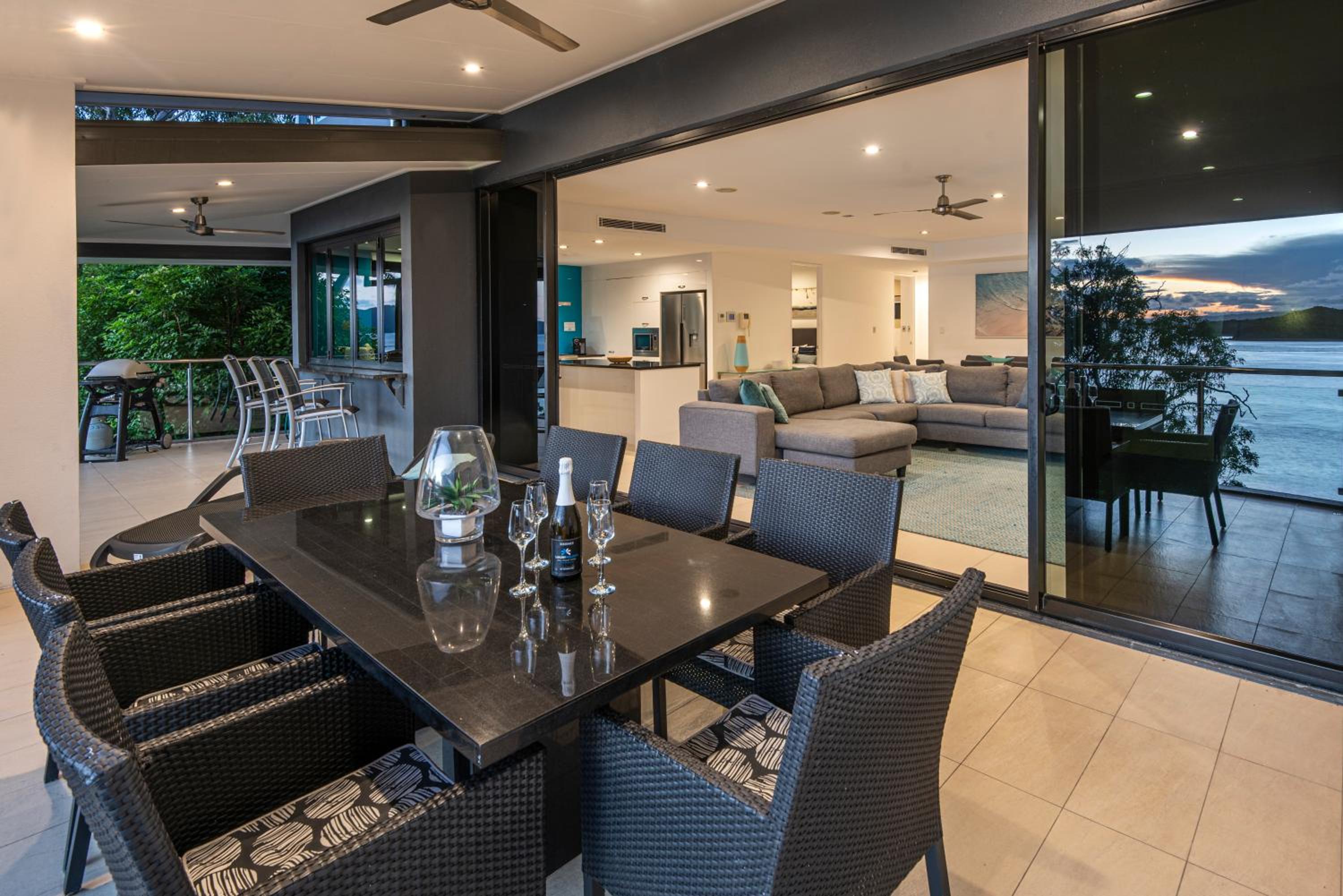 Edge 2 - Oceanfront Luxurious and Spacious 4 Bedroom Split Level Apartment with buggy and valet service