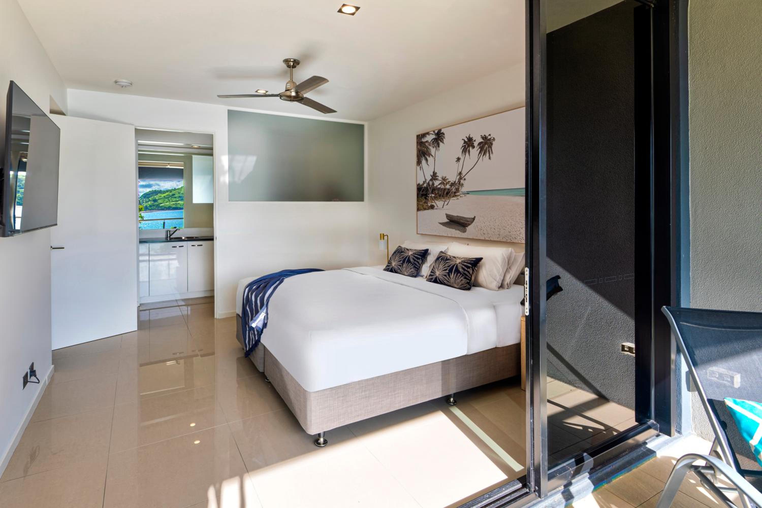 Edge 2 - Oceanfront Luxurious and Spacious 4 Bedroom Split Level Apartment with buggy and valet service