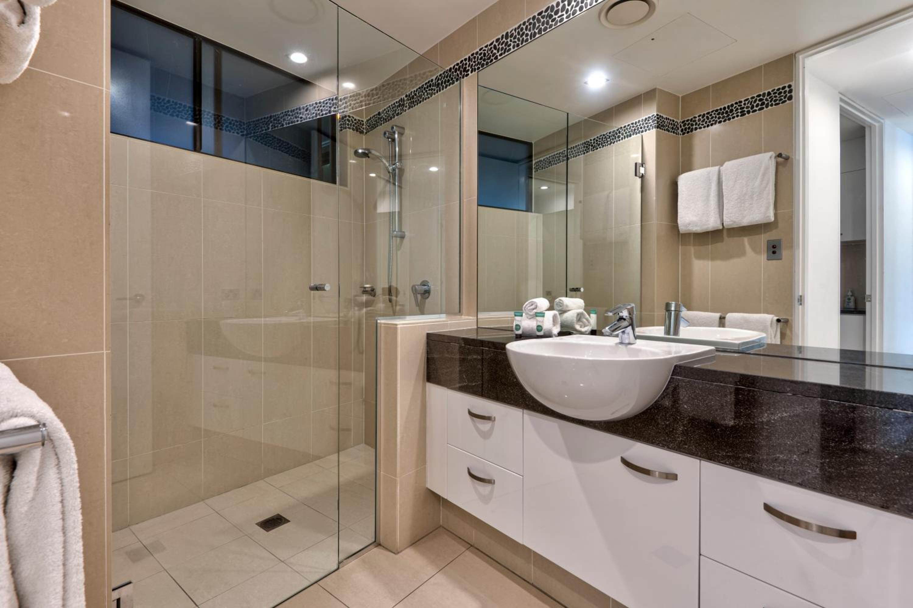 Edge 2 - Oceanfront Luxurious and Spacious 4 Bedroom Split Level Apartment with buggy and valet service