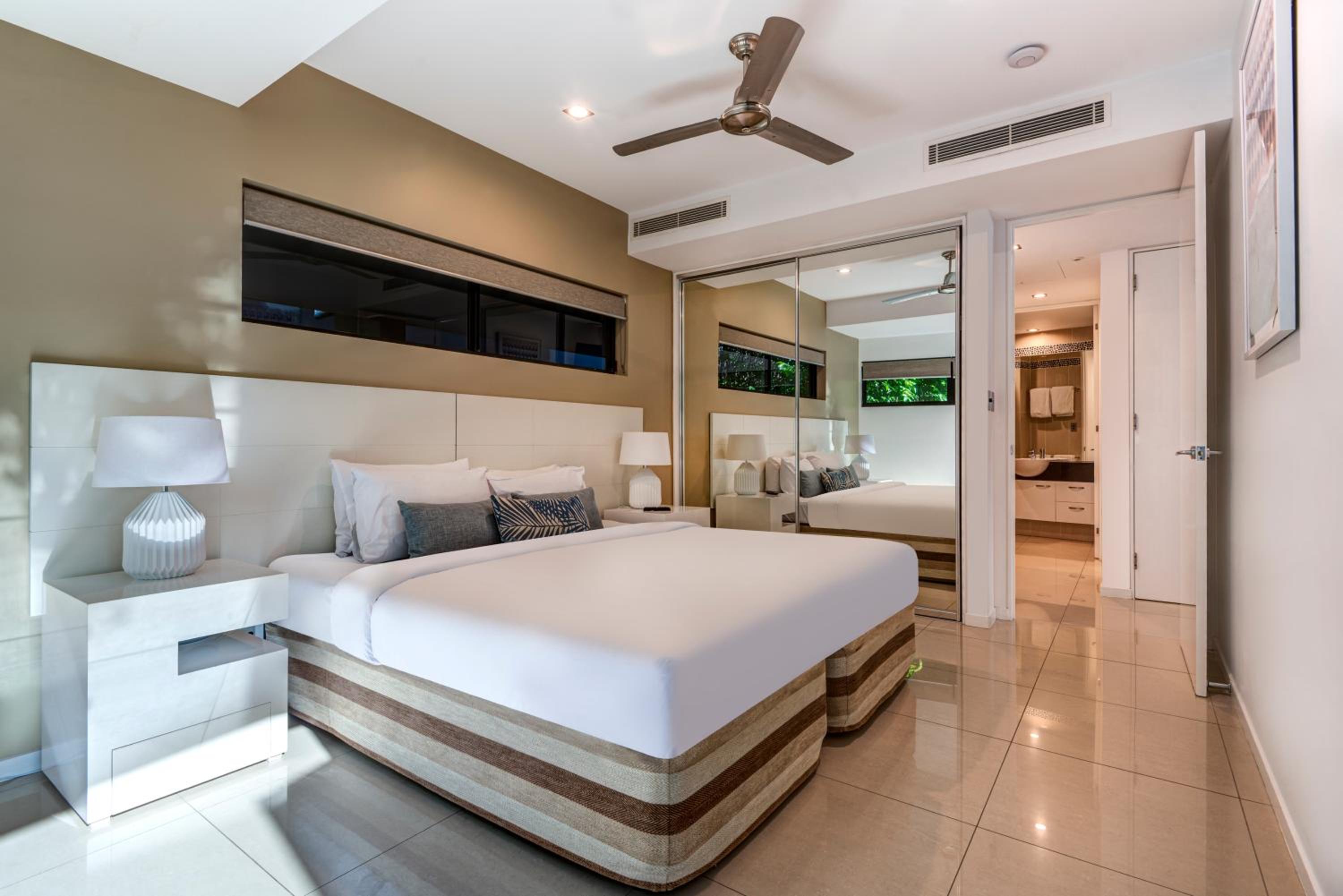 Edge 2 - Oceanfront Luxurious and Spacious 4 Bedroom Split Level Apartment with buggy and valet service