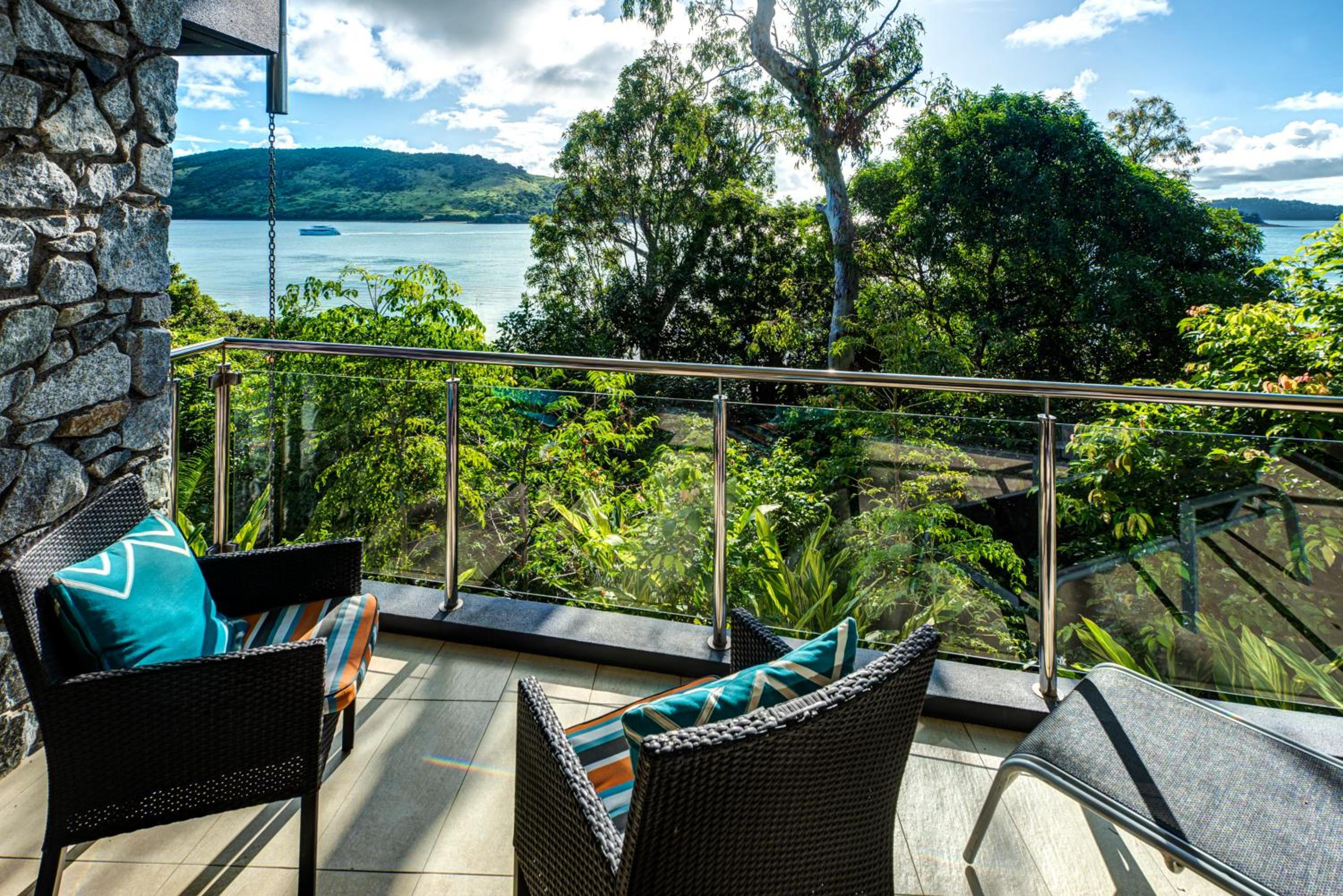 Edge 2 - Oceanfront Luxurious and Spacious 4 Bedroom Split Level Apartment with buggy and valet service