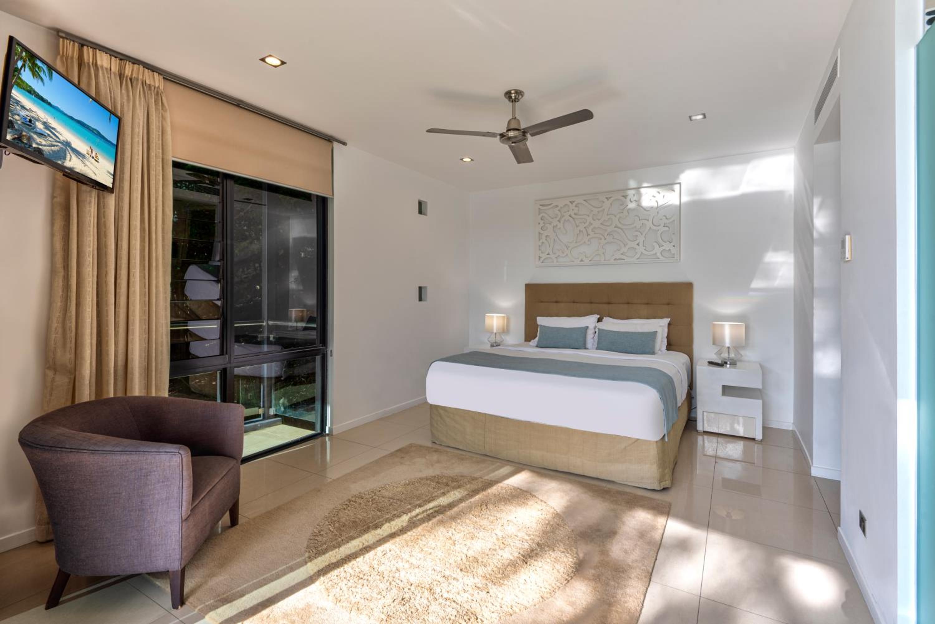 Edge 2 - Oceanfront Luxurious and Spacious 4 Bedroom Split Level Apartment with buggy and valet service