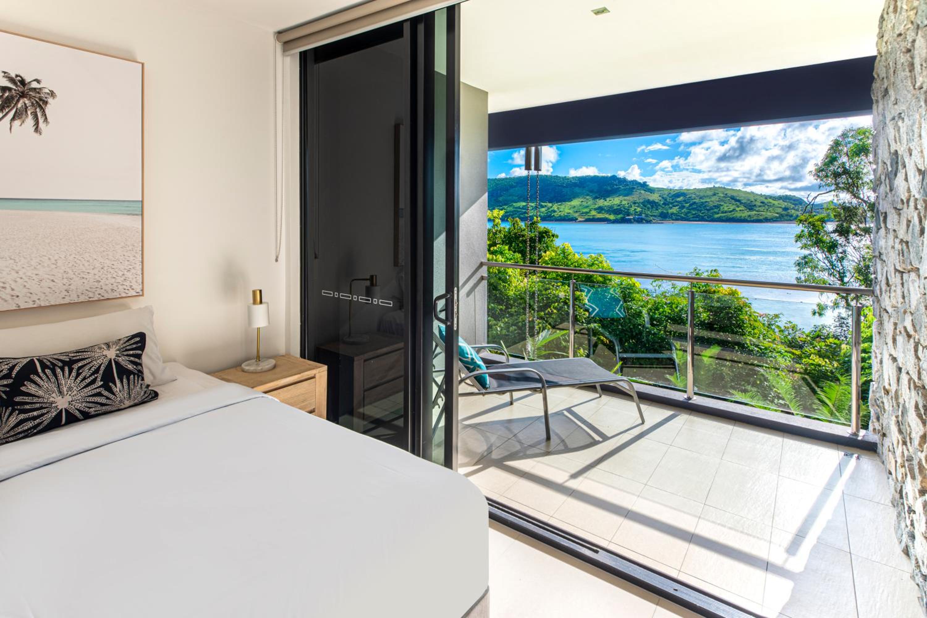 Edge 2 - Oceanfront Luxurious and Spacious 4 Bedroom Split Level Apartment with buggy and valet service