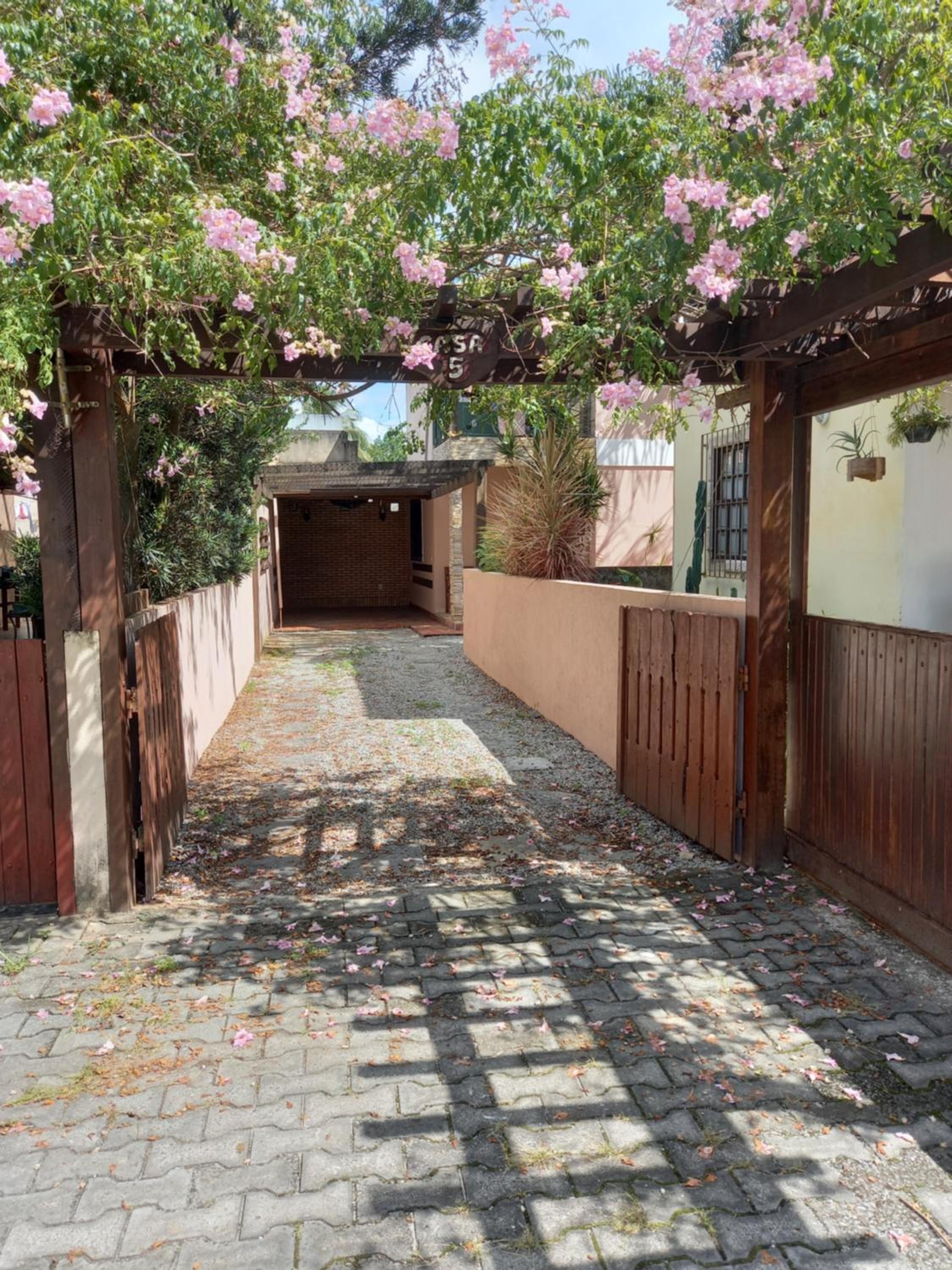 Linda Casa no Jardim Mariléa com Área Gourmet e Hidromassagem!