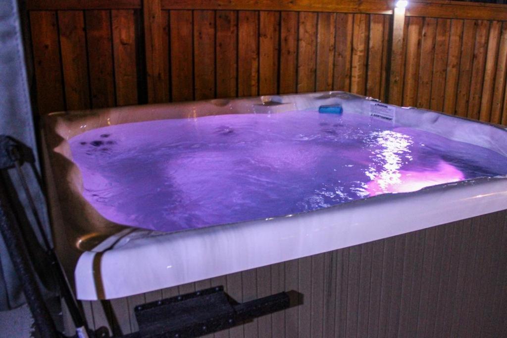 Family Friendly - HOT TUB - Near Toronto & UOIT