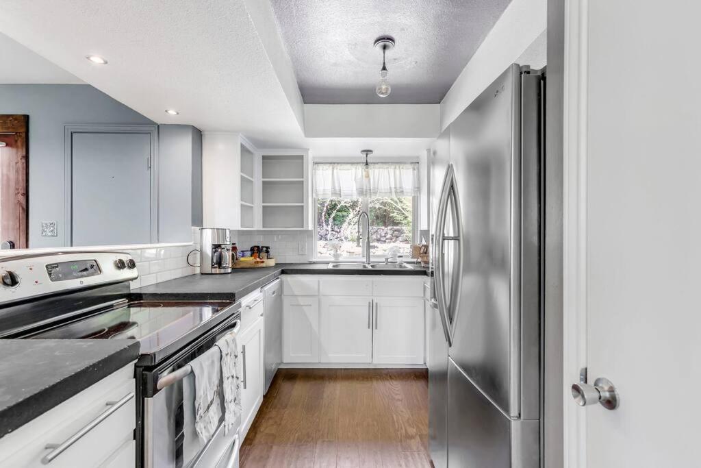 3b2b Hidden Oasis in the Hills-Close to Downtown view 3