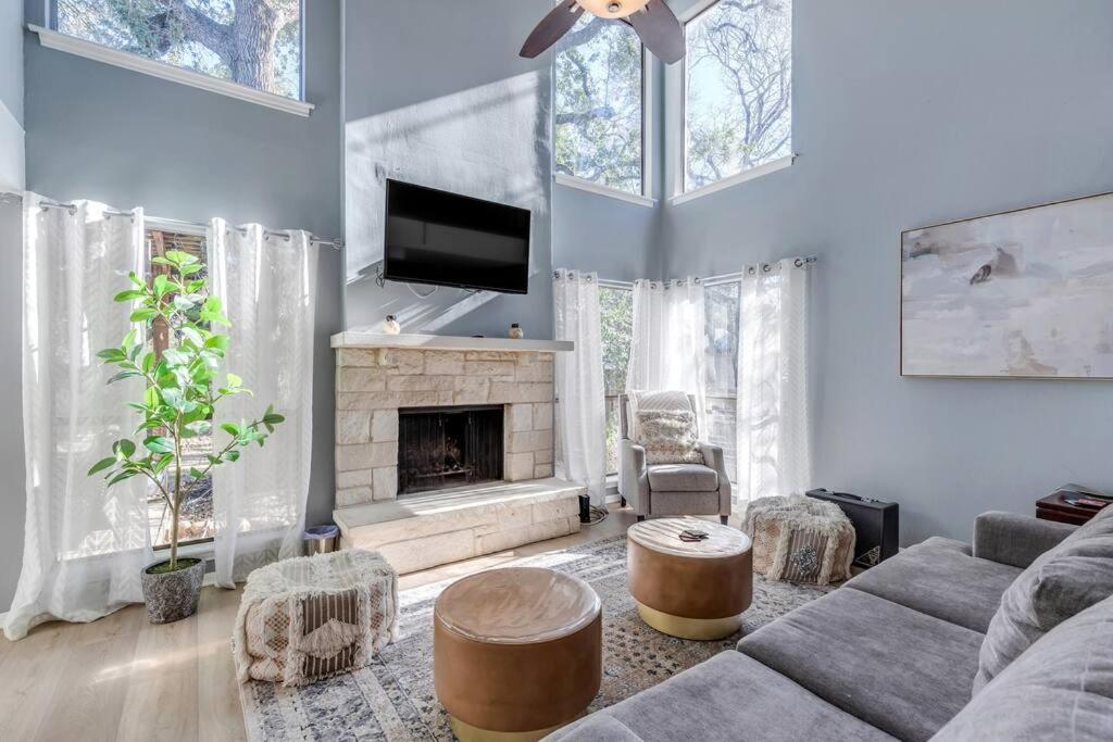 2b1b Hidden Oasis in the Hills- Close to Downtown view 3