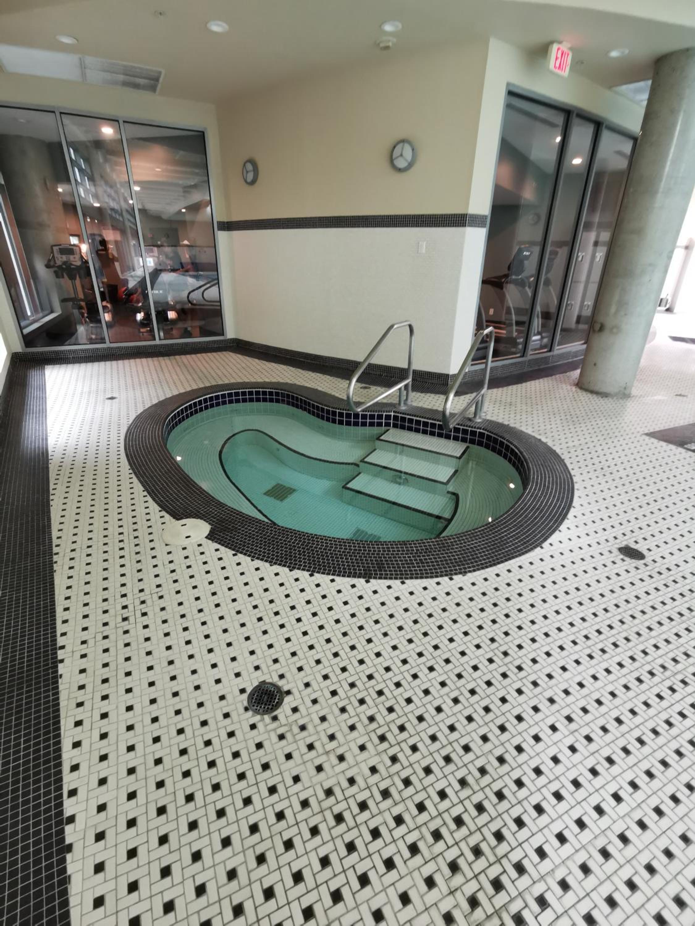 GardenView Modern Condo with Parking, Gym, Pool, AC