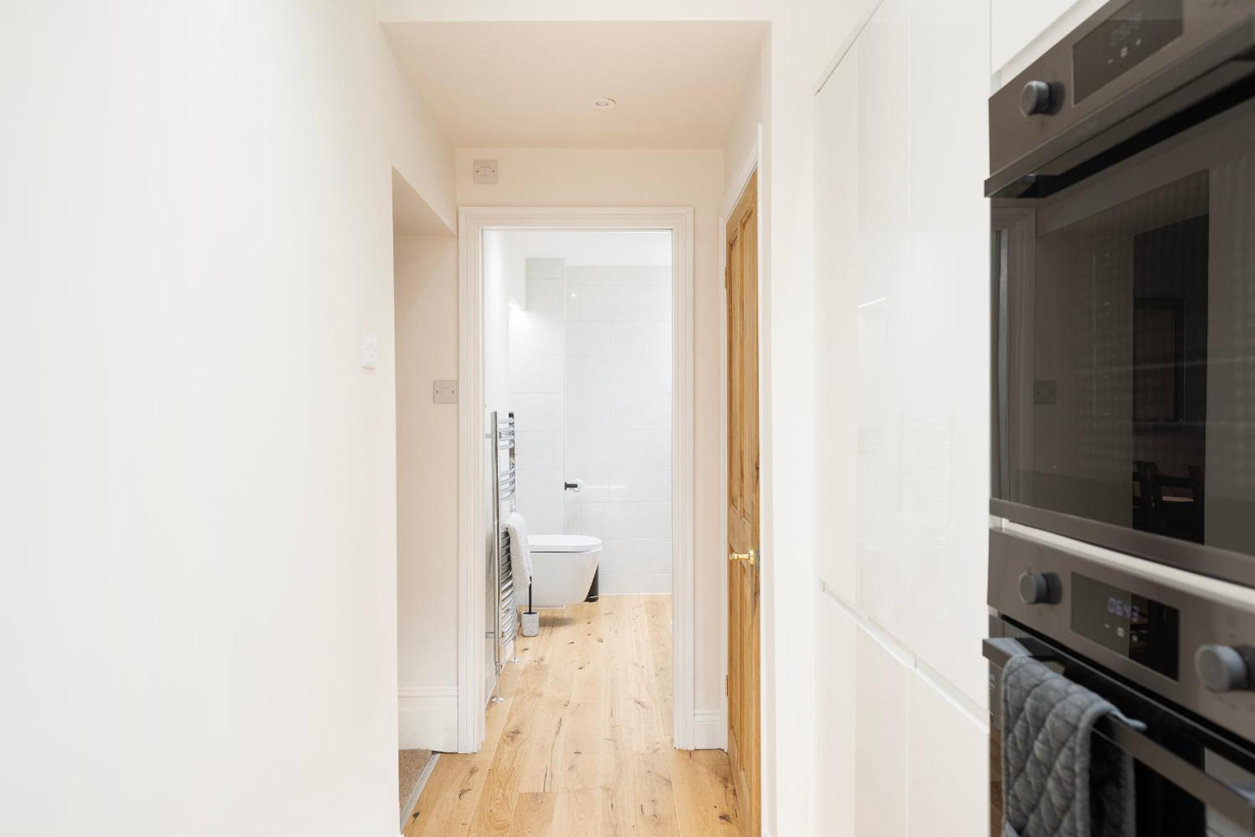 Spacious and Quiet Ground Floor Flat - Free Parking view 2