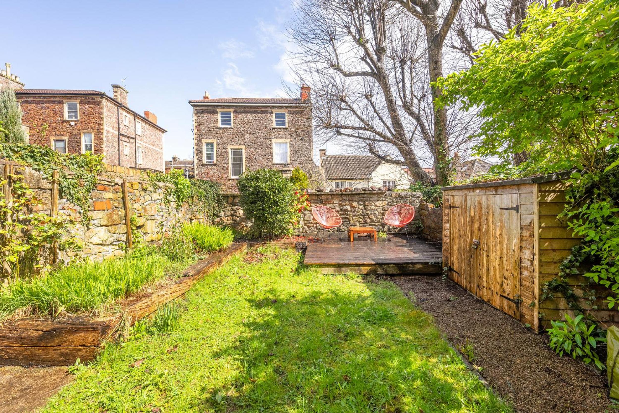 Spacious and Quiet Ground Floor Flat - Free Parking view 3