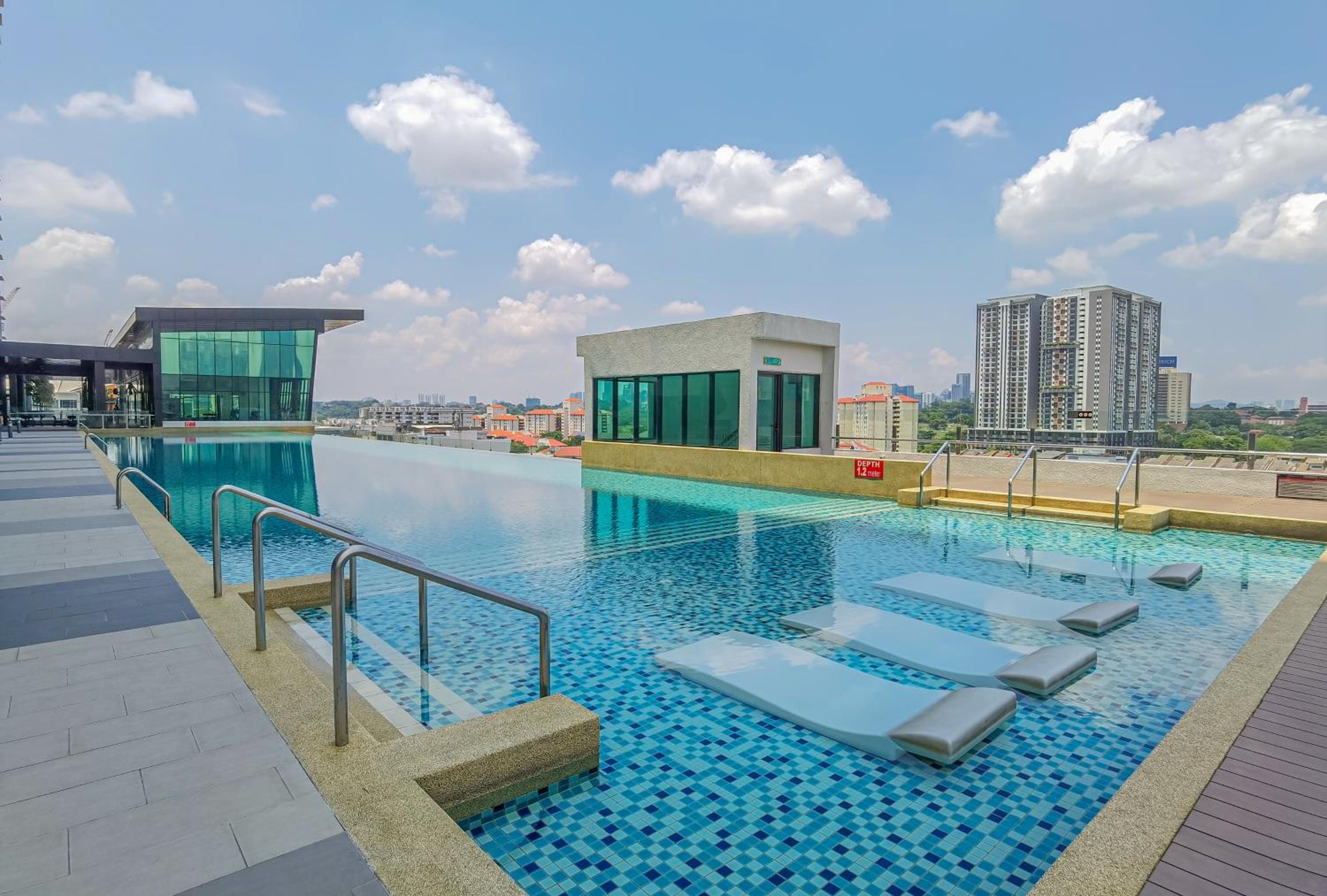 Lovely 2 bedroom w Pool for 6 pax - Chan Sow Lin
