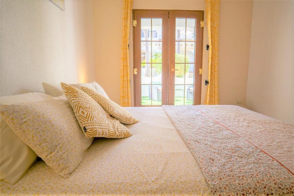 Beautiful 2 Bedroom Bungalow with Communal Pools
