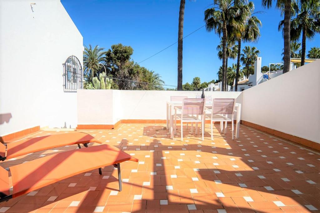 Beautiful 2 Bedroom Bungalow with Communal Pools
