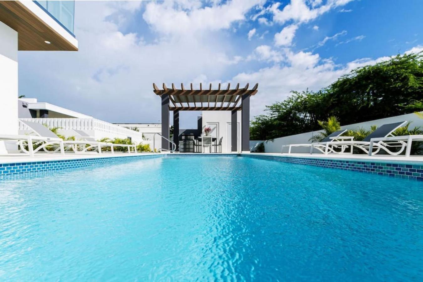 NEW 3BR 2BA Modern Oasis 3-min to Eagle Beach