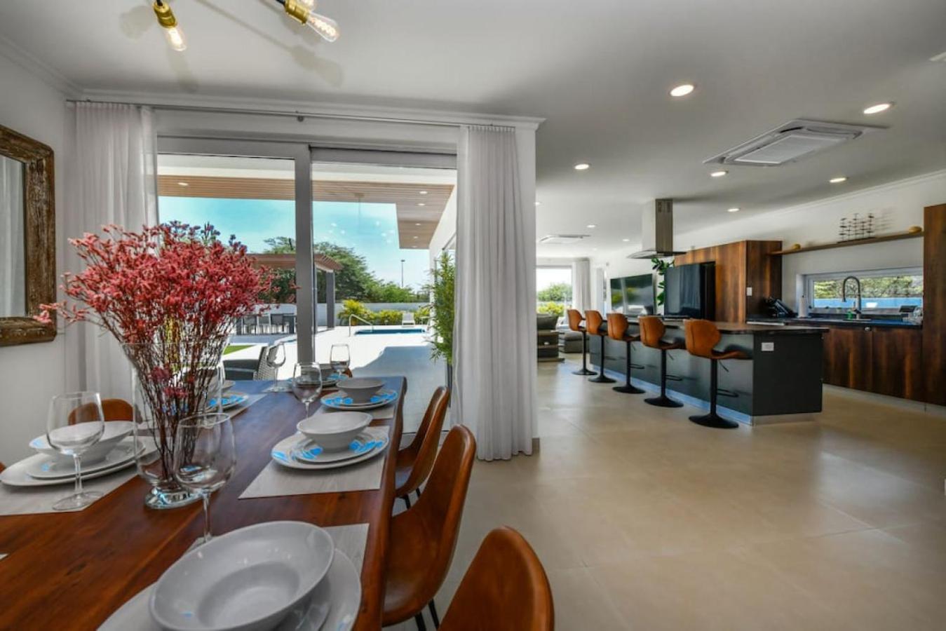 NEW 3BR 2BA Modern Oasis 3-min to Eagle Beach