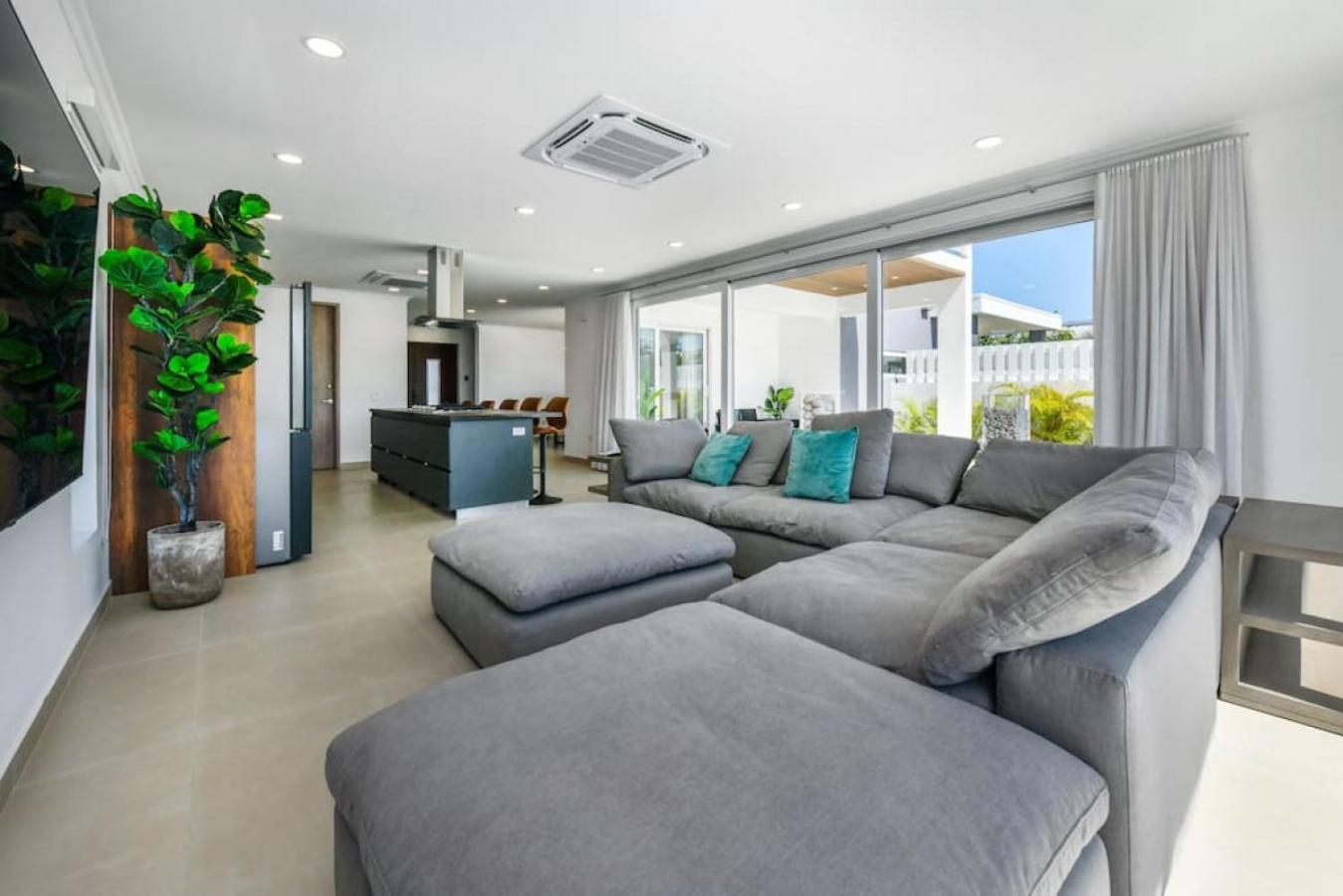 NEW 3BR 2BA Modern Oasis 3-min to Eagle Beach