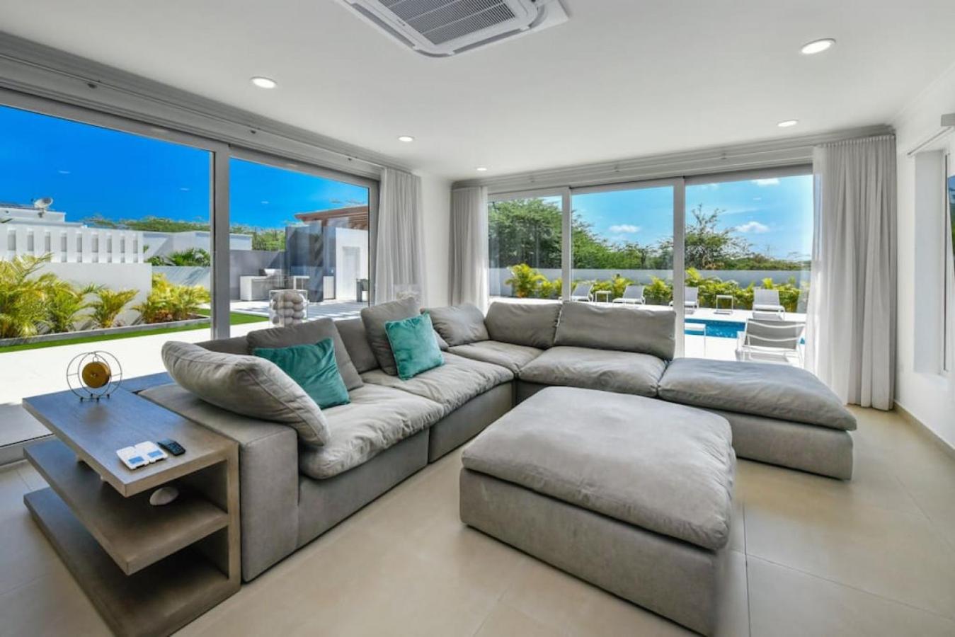 NEW 3BR 2BA Modern Oasis 3-min to Eagle Beach