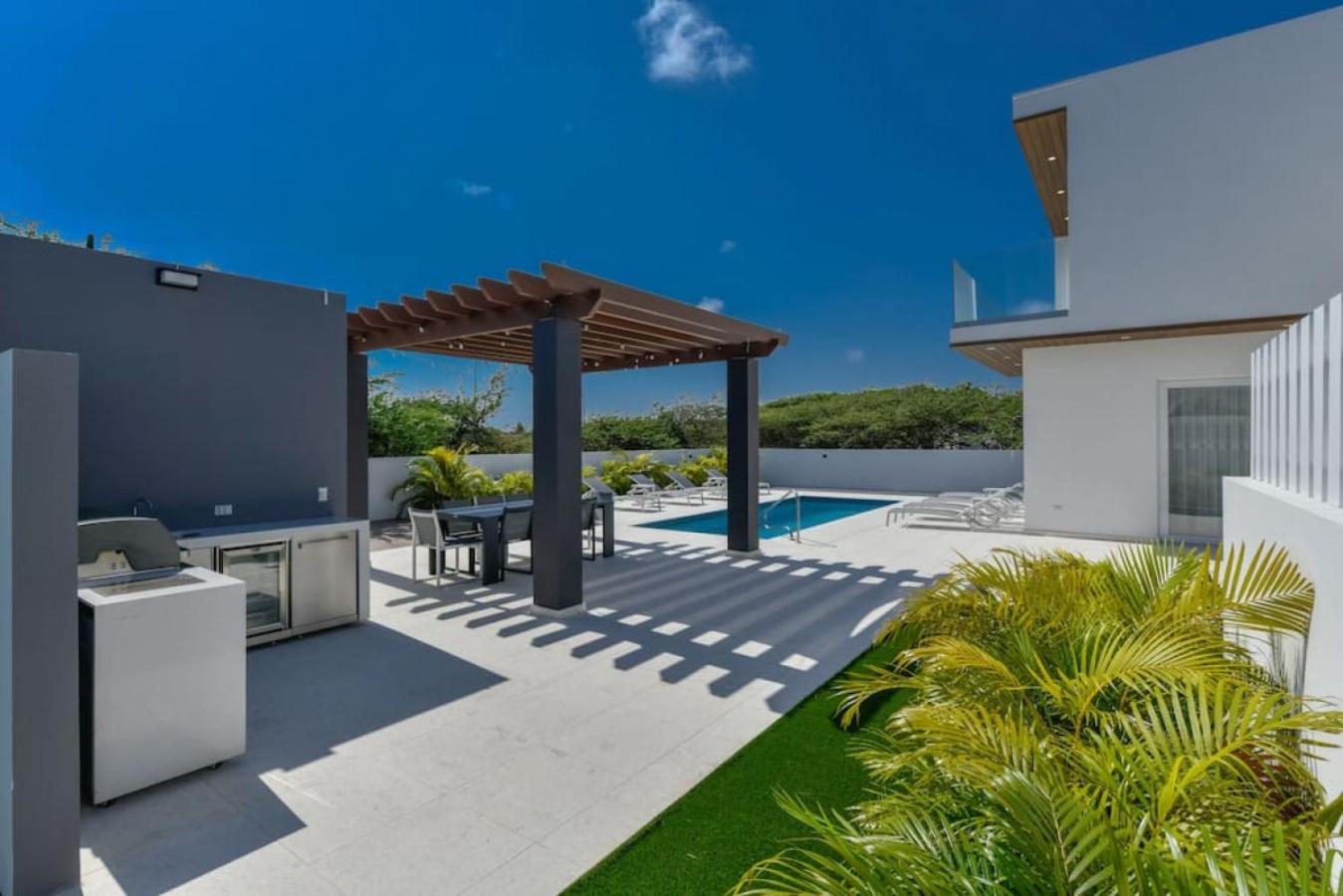 NEW 3BR 2BA Modern Oasis 3-min to Eagle Beach