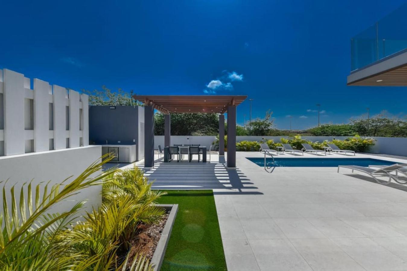 NEW 3BR 2BA Modern Oasis 3-min to Eagle Beach
