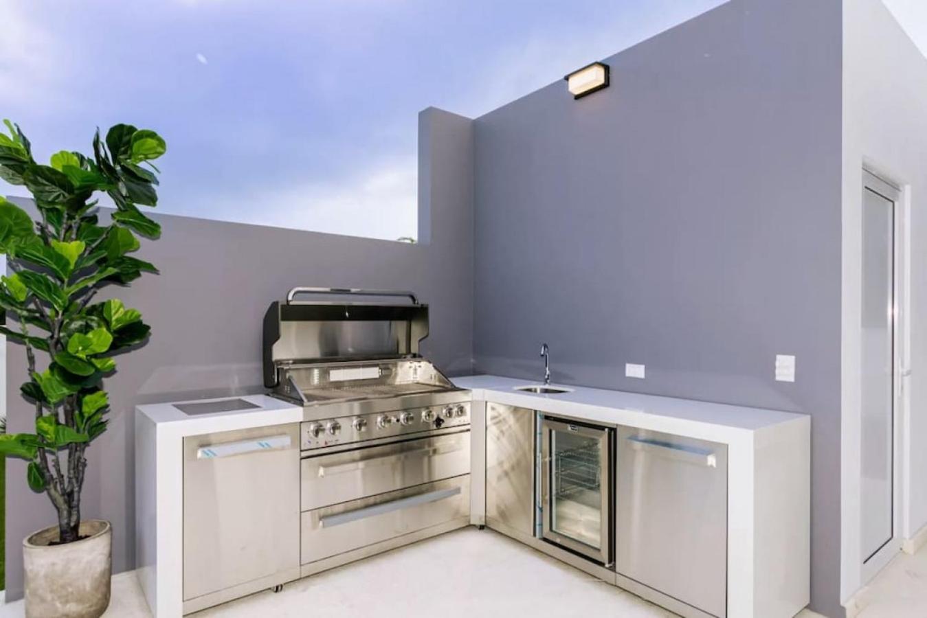 NEW 3BR 2BA Modern Oasis 3-min to Eagle Beach