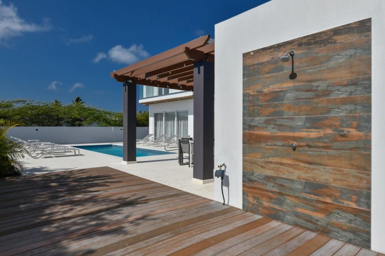 NEW 3BR 2BA Modern Oasis 3-min to Eagle Beach