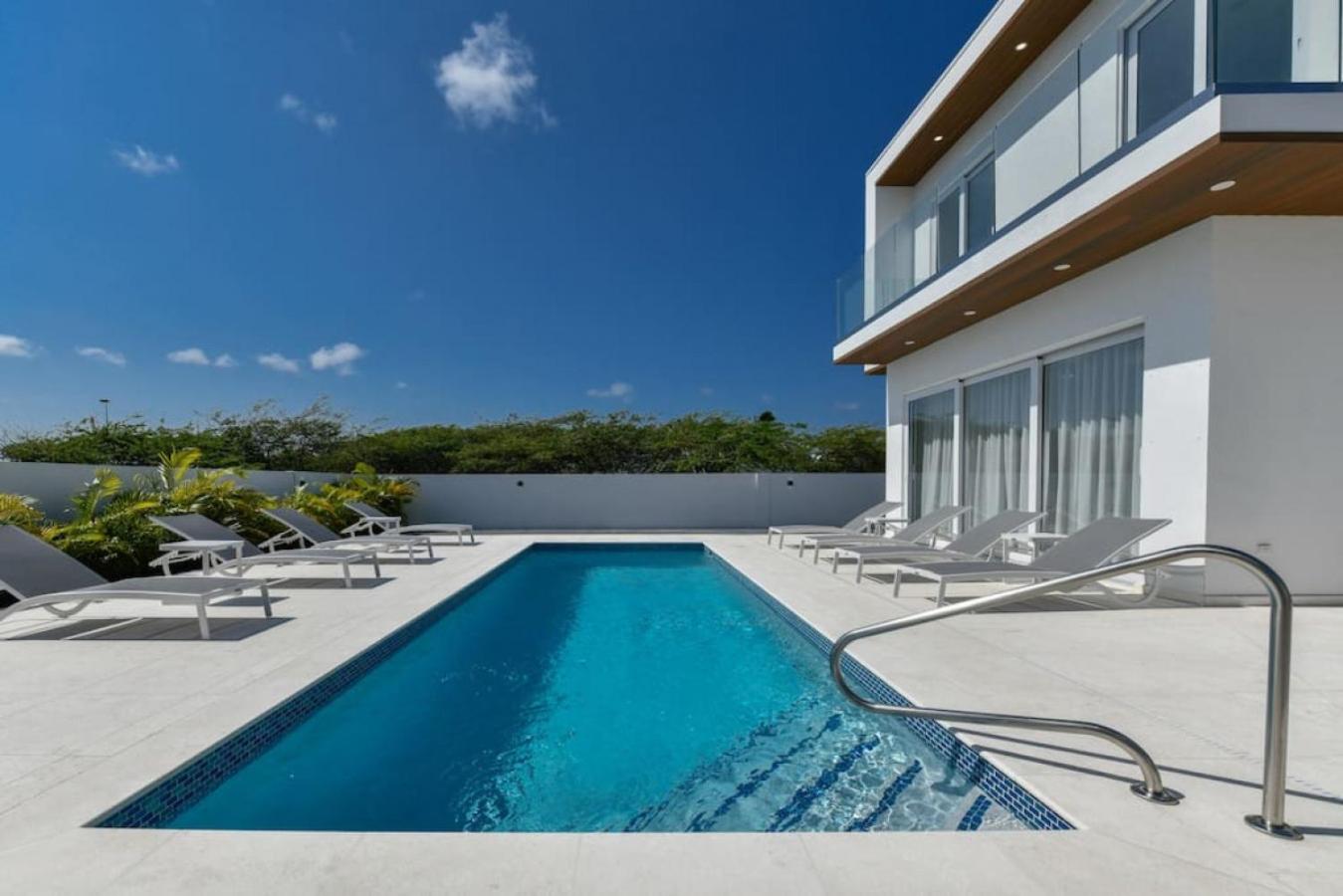 NEW 3BR 2BA Modern Oasis 3-min to Eagle Beach