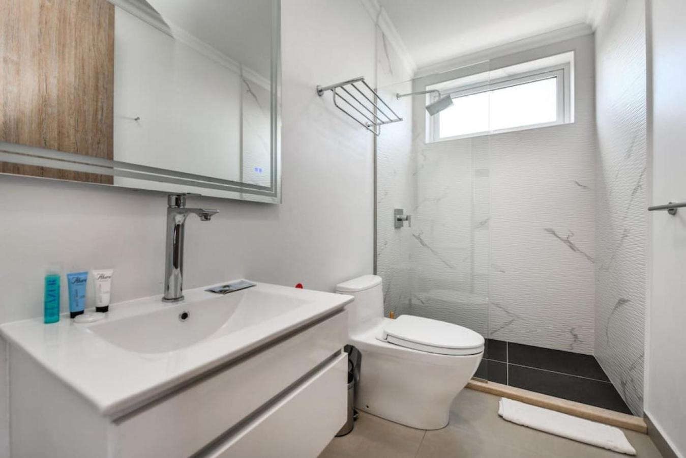 NEW 3BR 2BA Modern Oasis 3-min to Eagle Beach
