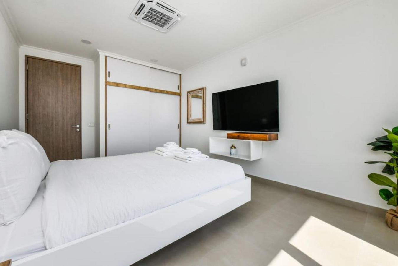 NEW 3BR 2BA Modern Oasis 3-min to Eagle Beach