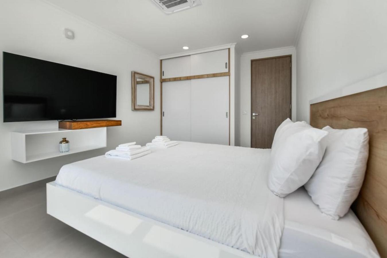 NEW 3BR 2BA Modern Oasis 3-min to Eagle Beach