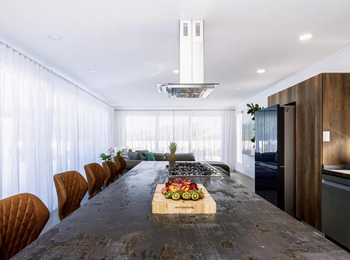 NEW 3BR 2BA Modern Oasis 3-min to Eagle Beach