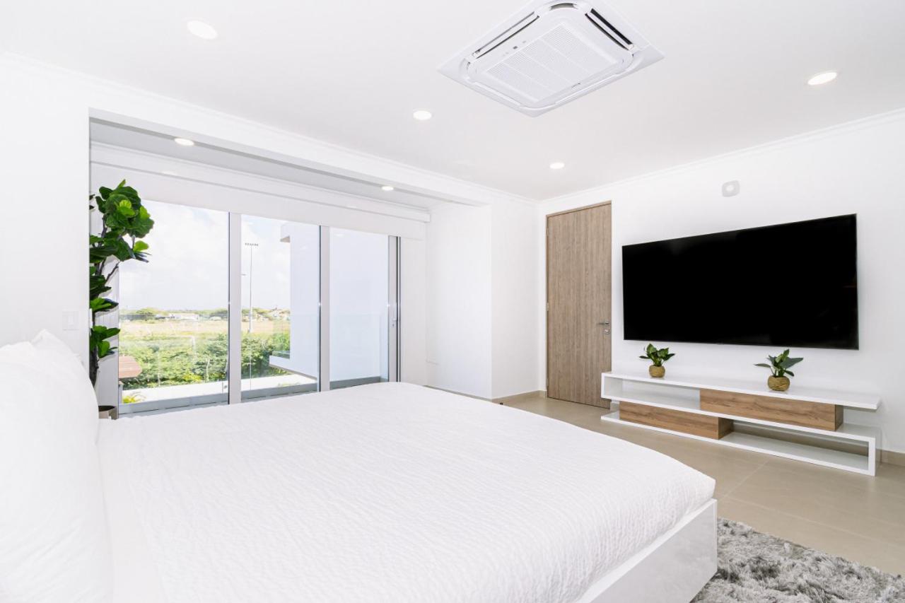 NEW 3BR 2BA Modern Oasis 3-min to Eagle Beach