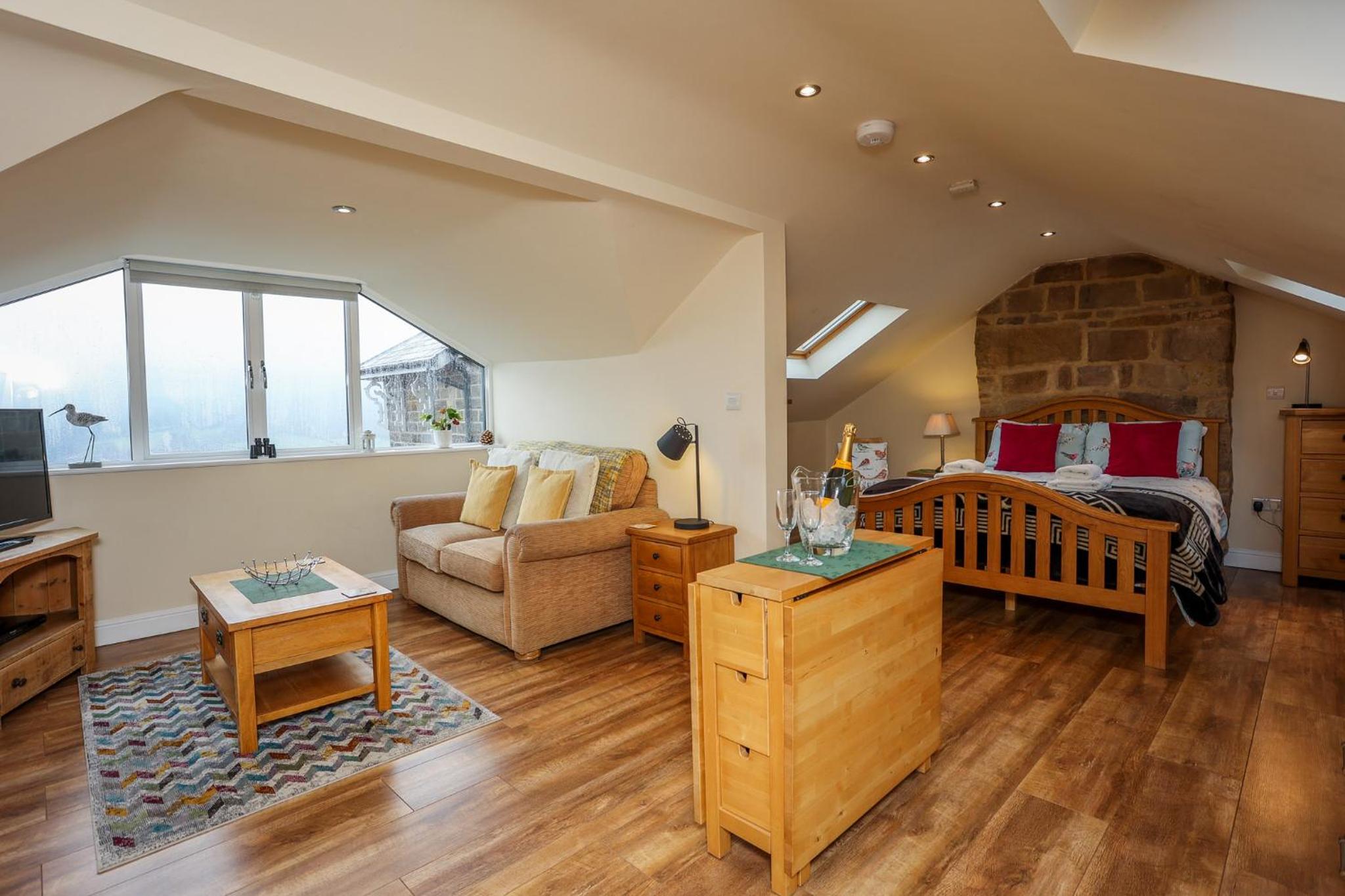 Birds Nest, Romantic getaway with stunning views view 2