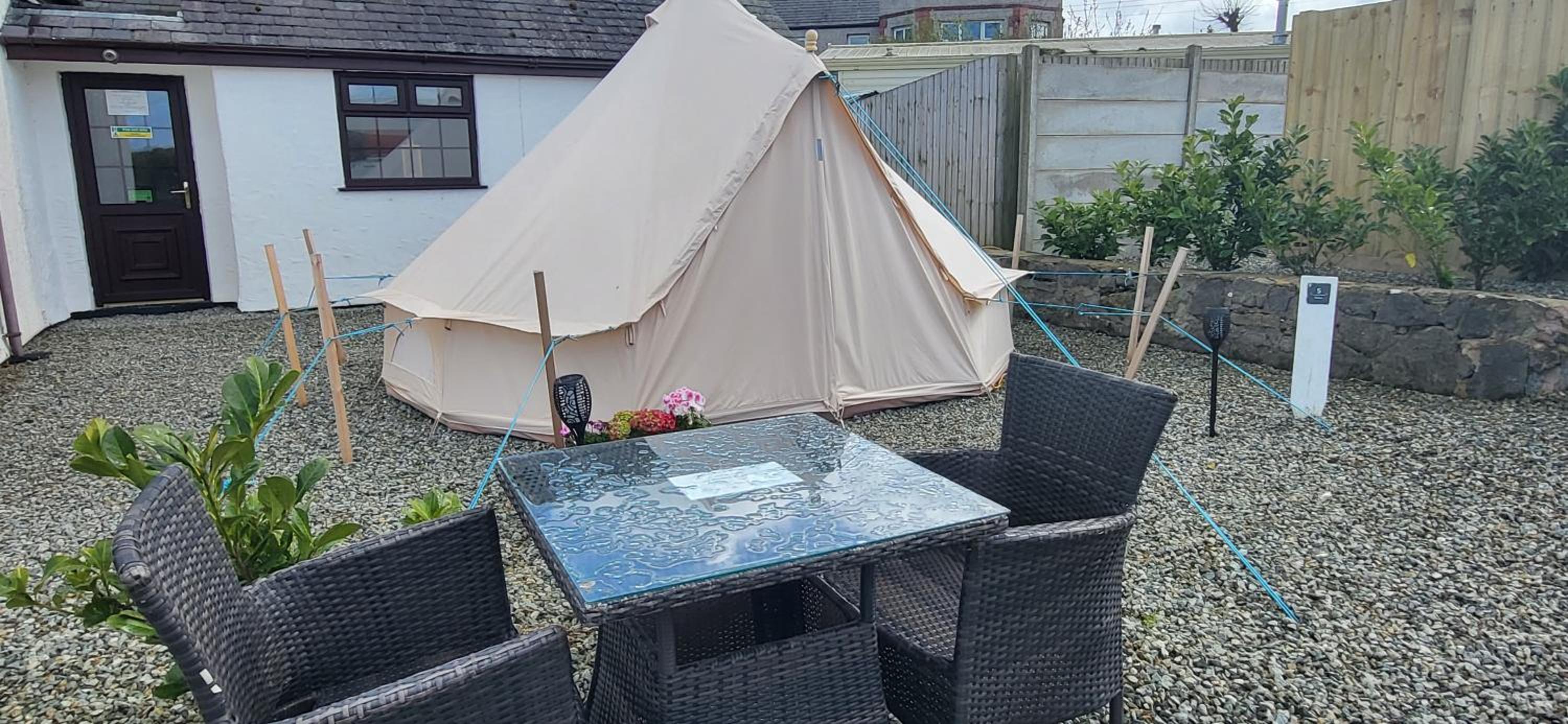 B&B Glamping Bell Tents at The Ring Pub view 4