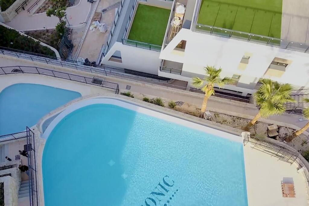 Iconic Sea Views Luxury Apartment