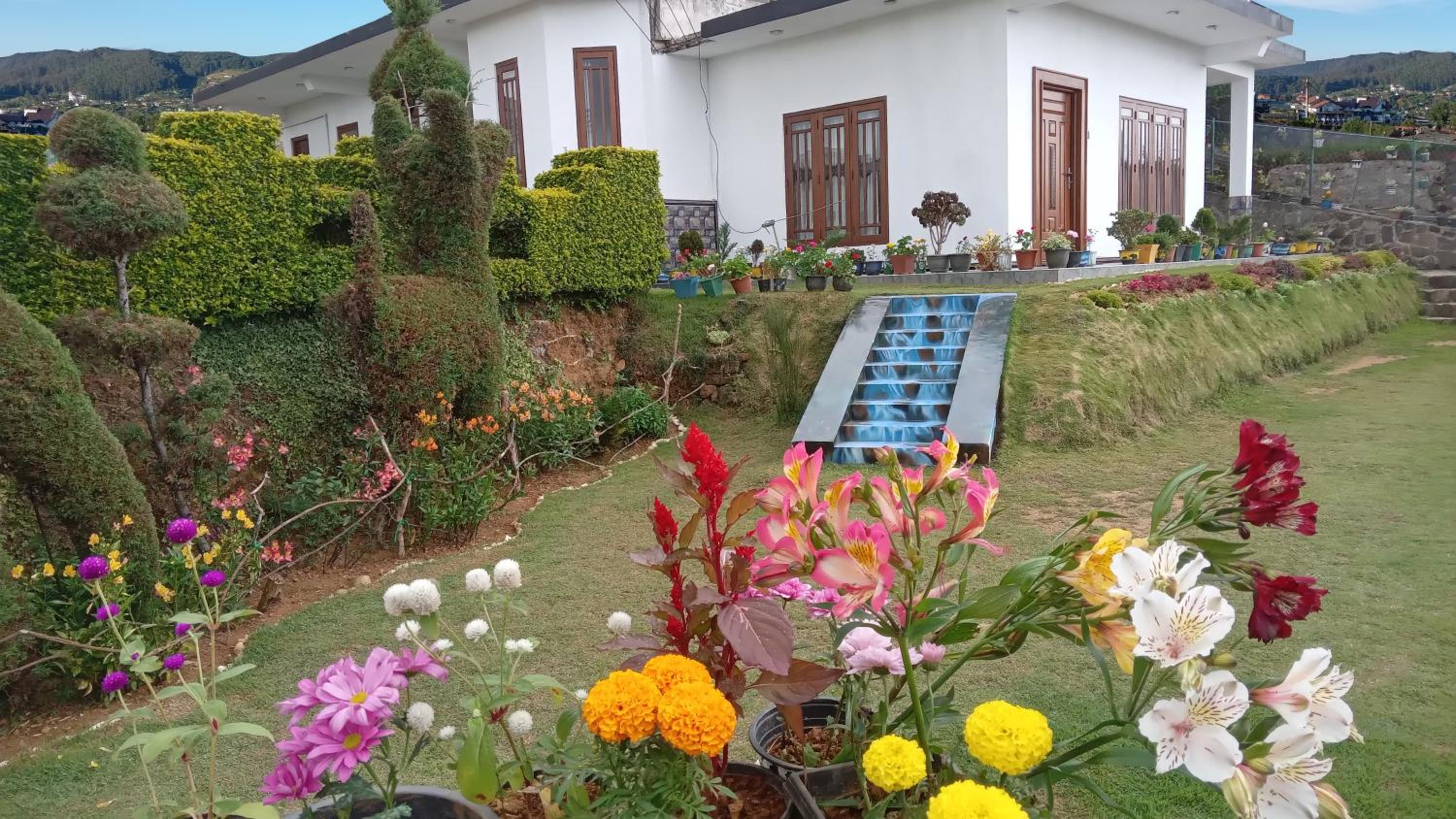 Elegant Holiday Home view 4