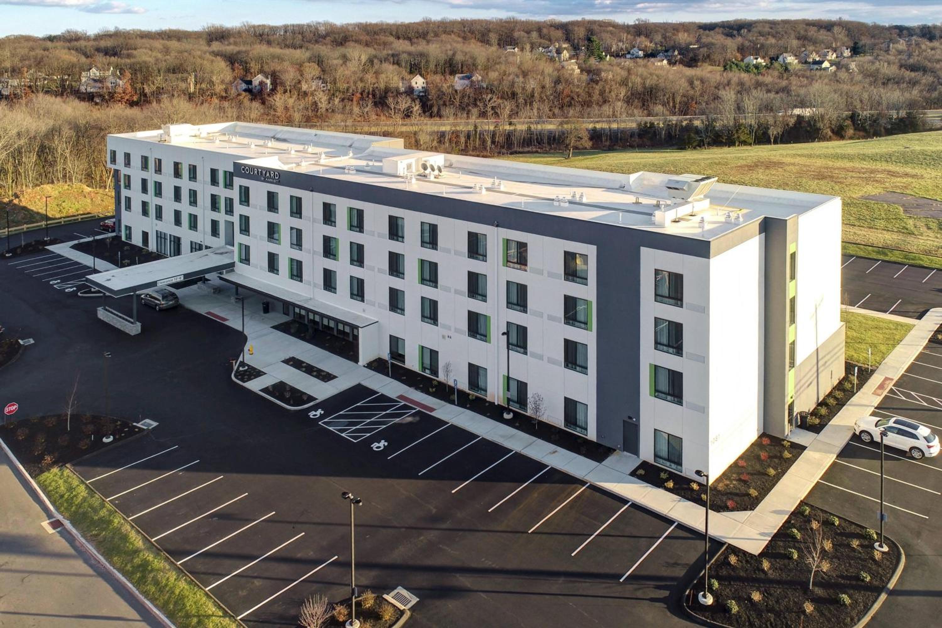 Hotel Courtyard by Marriott Southington - Image 1