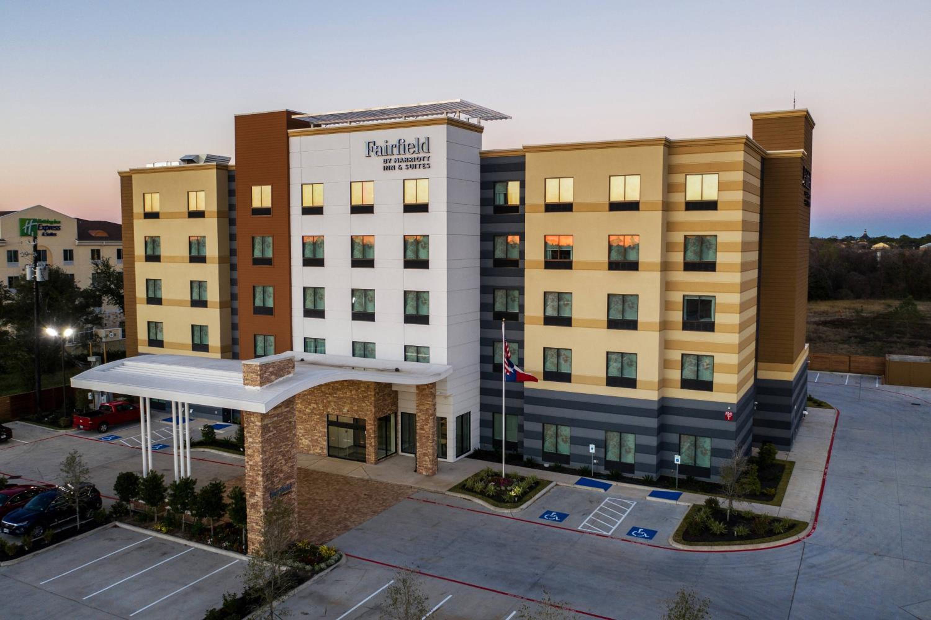 Hotel Fairfield Inn and Suites by Marriott Houston Brookhollow - Image 1