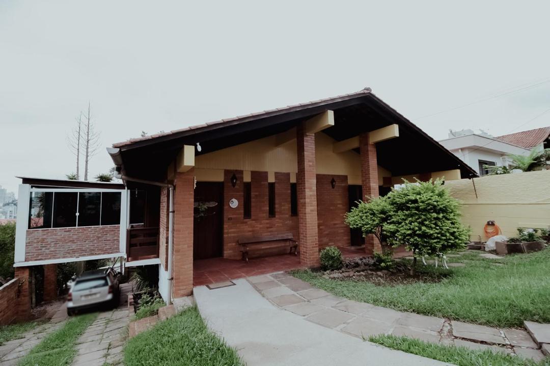 Ótima casa ampla em localização privilegiada!