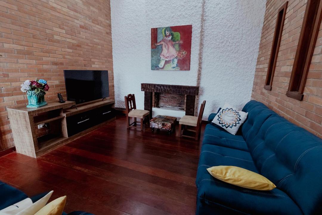 Ótima casa ampla em localização privilegiada!