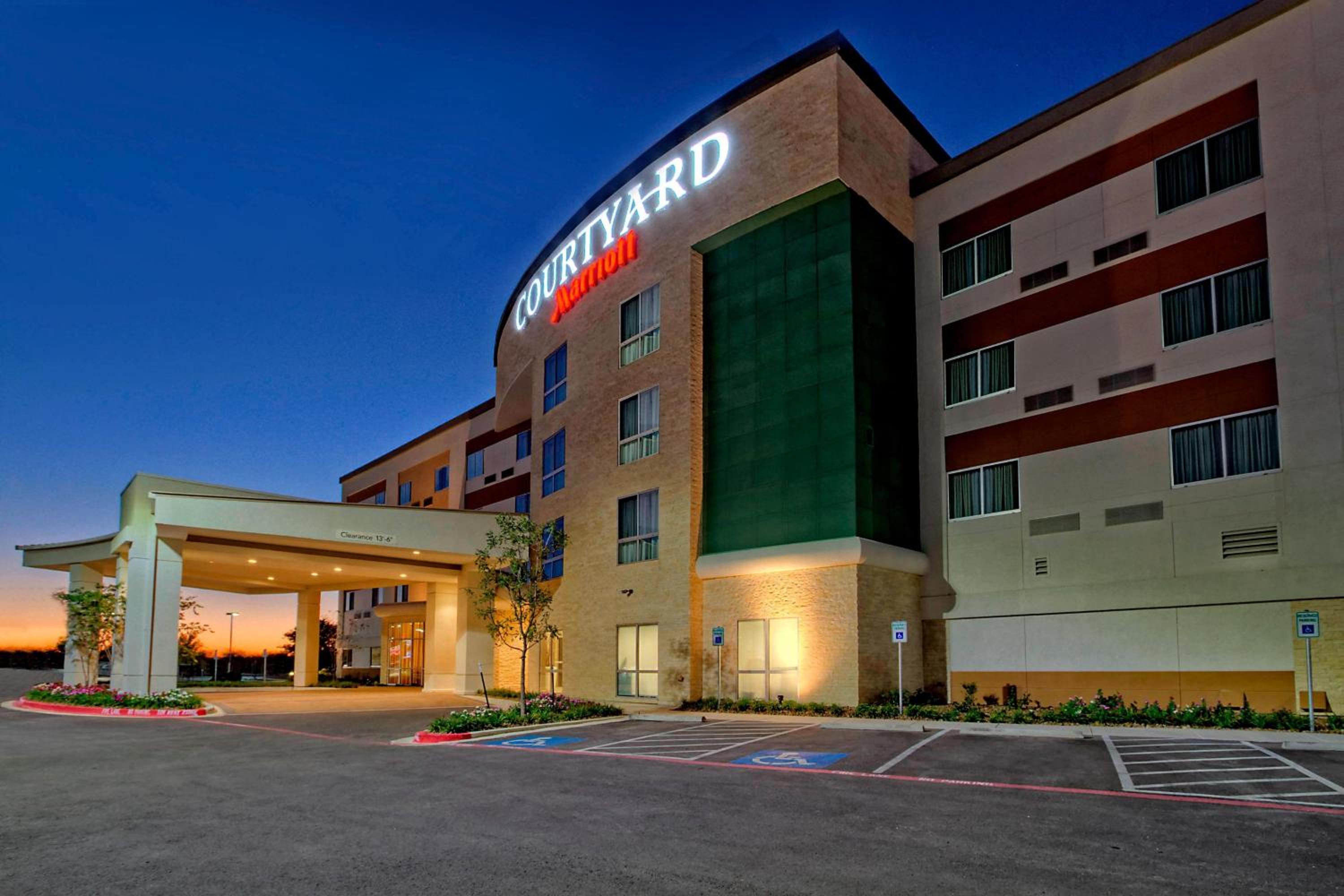Hotel Courtyard by Marriott San Marcos - Image 1