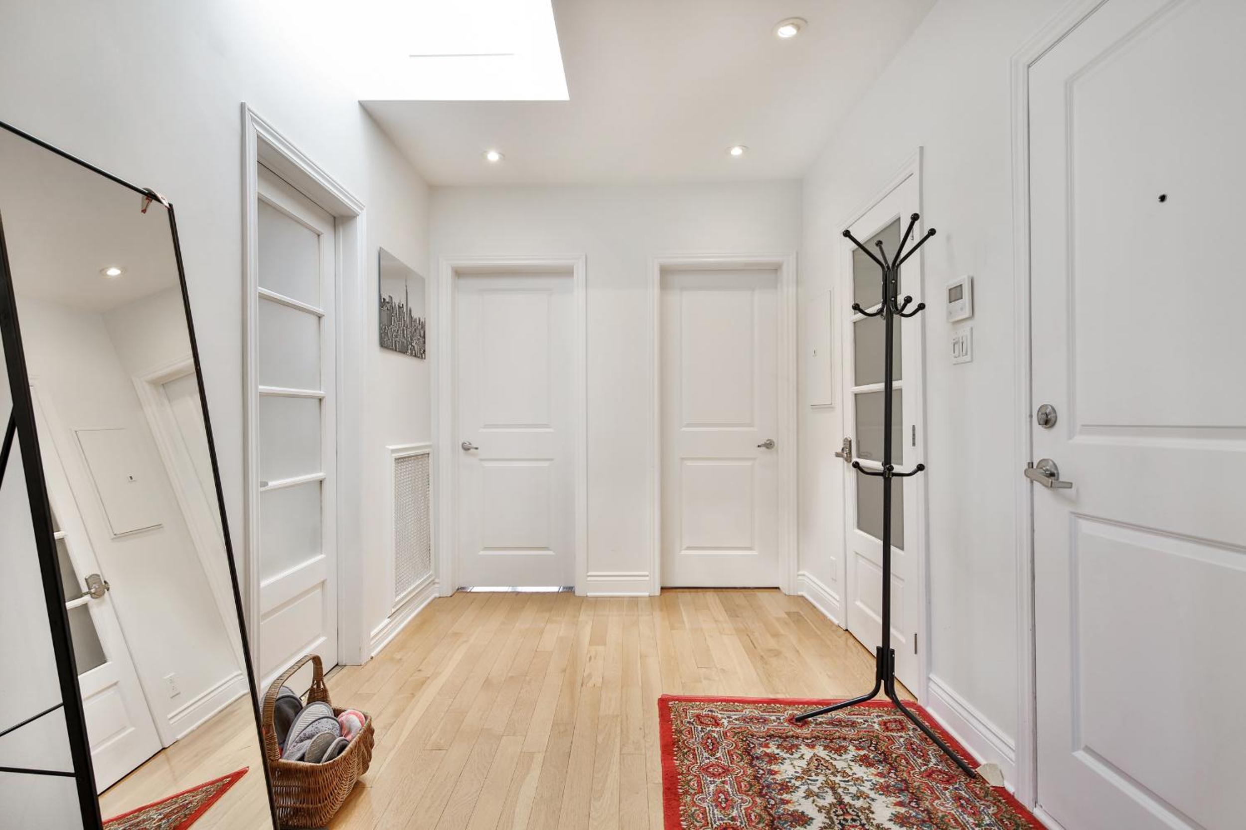 STUNNING full APARTMENTS - stocked KITCHENS - WASHER & DRYERS - WORKSPACE PROVIDED - FAST WIFI - LOCATED on the FAMOUS ST Denis street - Near METRO MONT RO