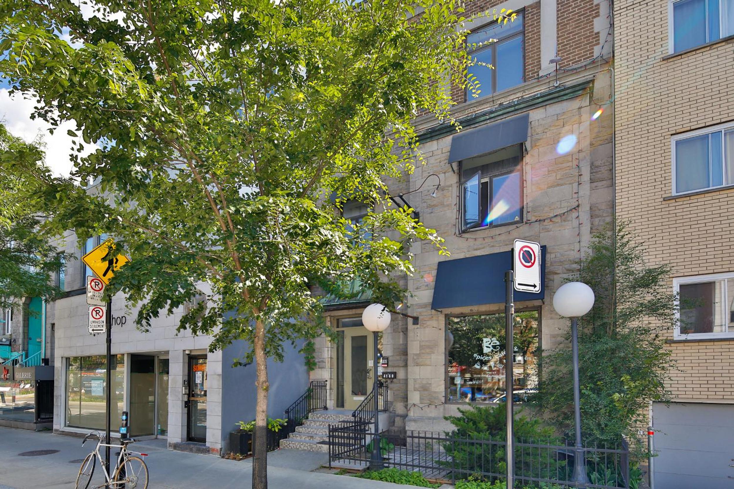 STUNNING full APARTMENTS - stocked KITCHENS - WASHER & DRYERS - WORKSPACE PROVIDED - FAST WIFI - LOCATED on the FAMOUS ST Denis street - Near METRO MONT RO