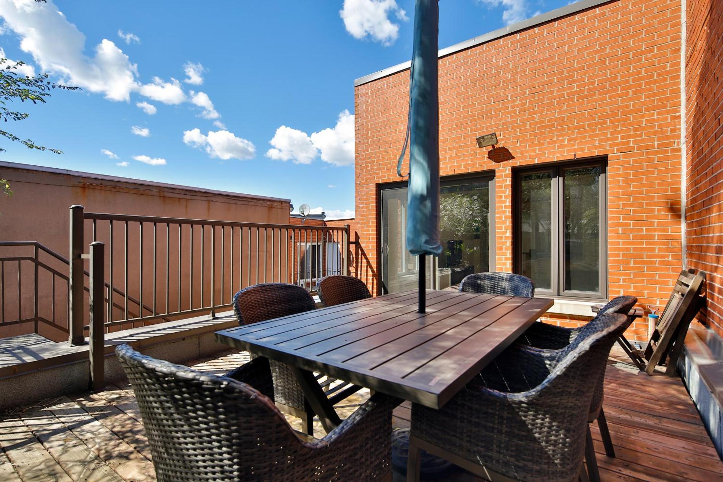 STUNNING full APARTMENTS - stocked KITCHENS - WASHER & DRYERS - WORKSPACE PROVIDED - FAST WIFI - LOCATED on the FAMOUS ST Denis street - Near METRO MONT RO