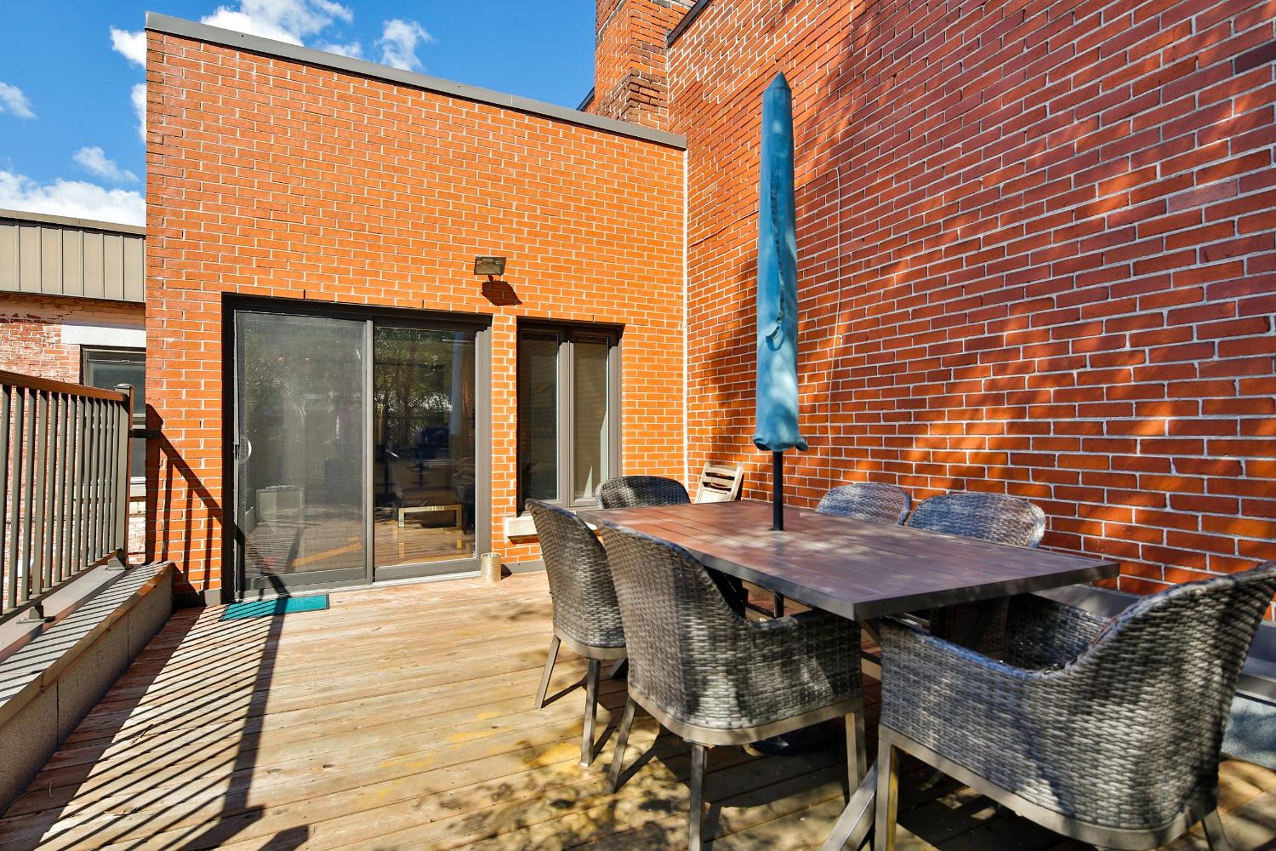 STUNNING full APARTMENTS - stocked KITCHENS - WASHER & DRYERS - WORKSPACE PROVIDED - FAST WIFI - LOCATED on the FAMOUS ST Denis street - Near METRO MONT RO